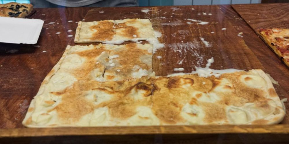 La deliziosa focaccia al formaggio arriva con i Saraceni o è moderna?